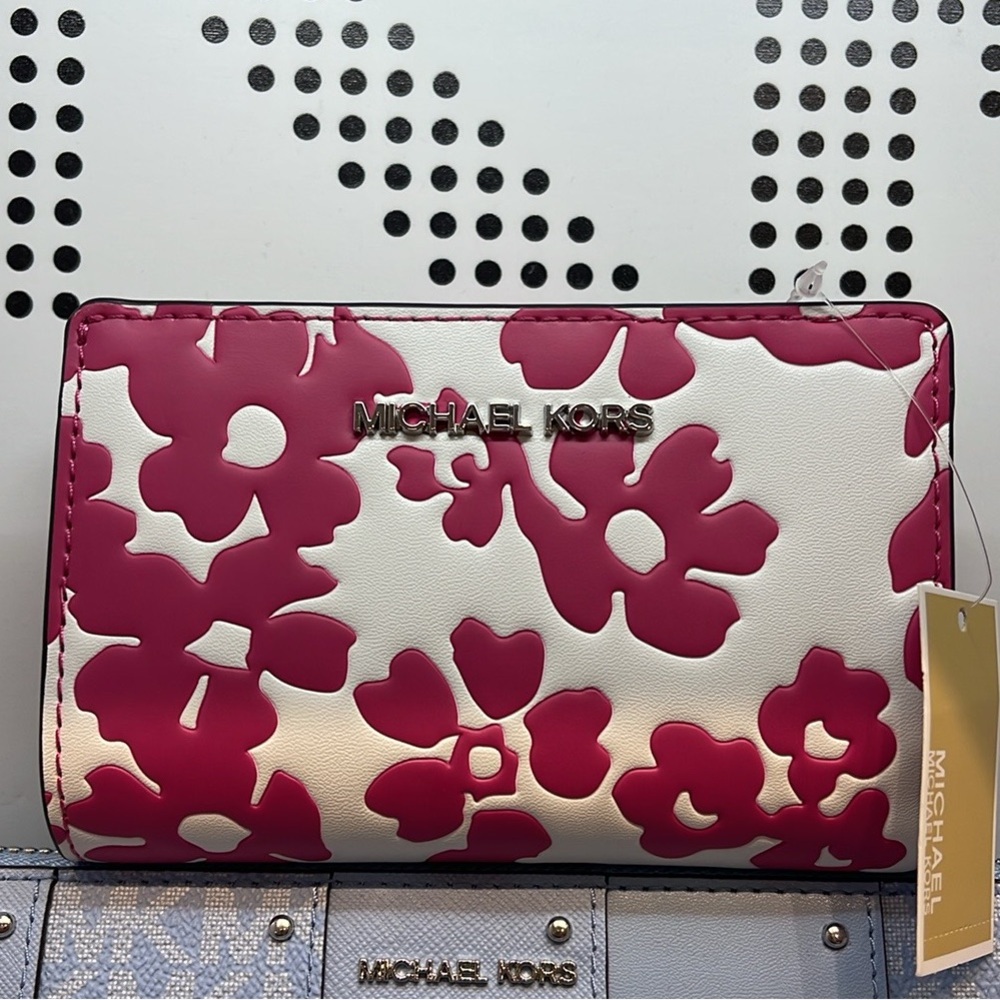 Michael Kors Jet Set Medium Floral Print Bi-Fold Wallet
Dragonfruit
NWT